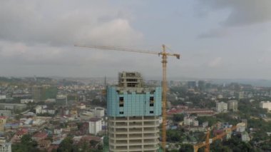 Kamboçya Sihanoukville 'de Crane ve inşaat süreci