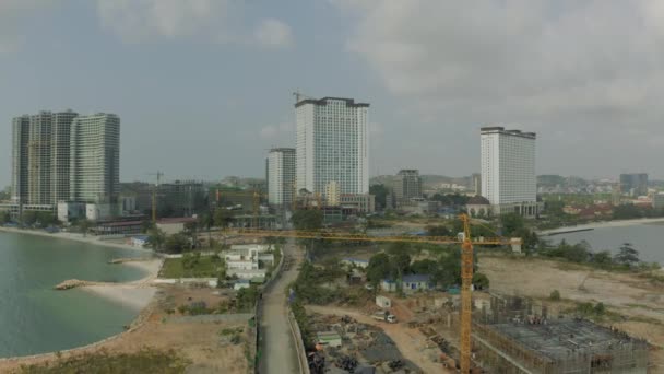 Guindaste de construção e processo de construção na cidade de Sihanoukville Camboja — Vídeo de Stock