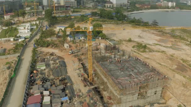 Budownictwo Żuraw i proces budowy w Kambodży Sihanoukville miasta — Wideo stockowe