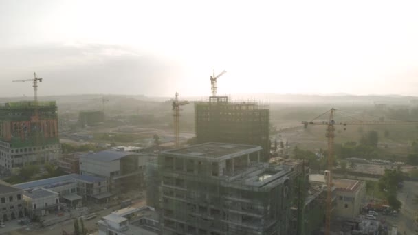 캄보디아 시아누크빌 시의 건축 크레인 과 건축 공정 — 비디오