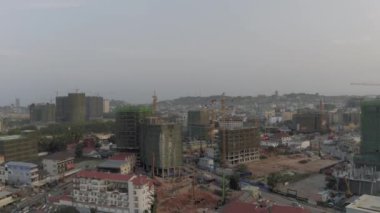 Kamboçya Sihanoukville 'de Crane ve inşaat süreci