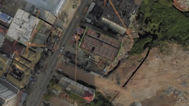 Stavební jeřáb a stavební proces v Kambodži Sihanoukville — Stock video