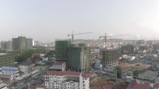 柬埔寨西哈努克维尔市的建筑起重机和建筑过程 — 图库视频影像