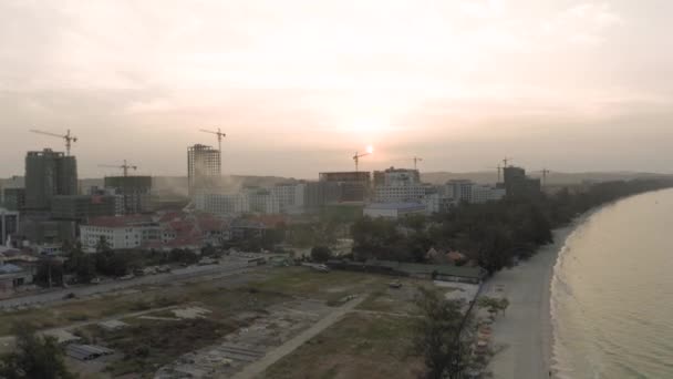Время восхода солнца строительные краны и процесс строительства 4K дрон выстрел — стоковое видео