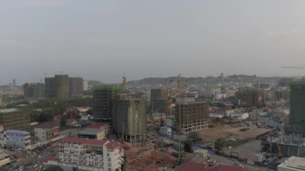 柬埔寨西哈努克维尔市的建筑起重机和建筑过程 — 图库视频影像