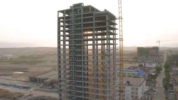Sunrise time Construção Guindaste e processo de construção 4K Drone shot — Vídeo de Stock
