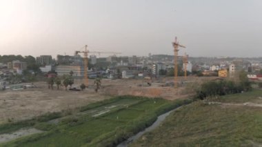 Kamboçya Sihanoukville 'de Crane ve inşaat süreci