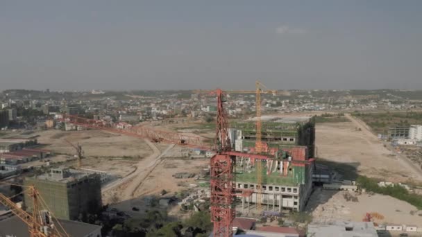 Baukran und Bauprozess in Kambodscha-Stadt Sihanoukville — Stockvideo