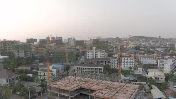 캄보디아 시아누크빌 시의 건축 크레인 과 건축 공정 — 비디오