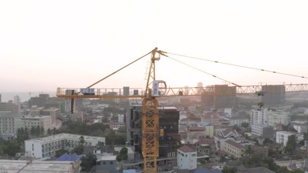 Budownictwo Żuraw i proces budowy w Kambodży Sihanoukville miasta — Wideo stockowe