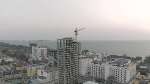 Kamboçya Sihanoukville 'de Crane ve inşaat süreci — Stok video