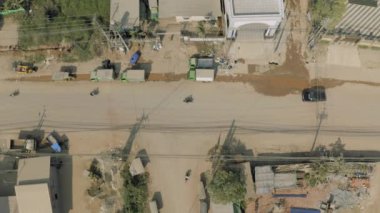 Sihaoukville caddelerinde araba trafiği 4k İHA atışı