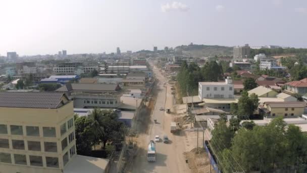 Traffico di auto in Sihaoukville strade della città 4K Drone shot — Video Stock