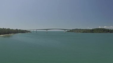 Köprü zamanı deniz üzerinde, asfalt yolda mavi su Kamboçya 'da insansız hava aracı vuruldu