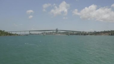 Köprü zamanı deniz üzerinde, asfalt yolda mavi su Kamboçya 'da insansız hava aracı vuruldu