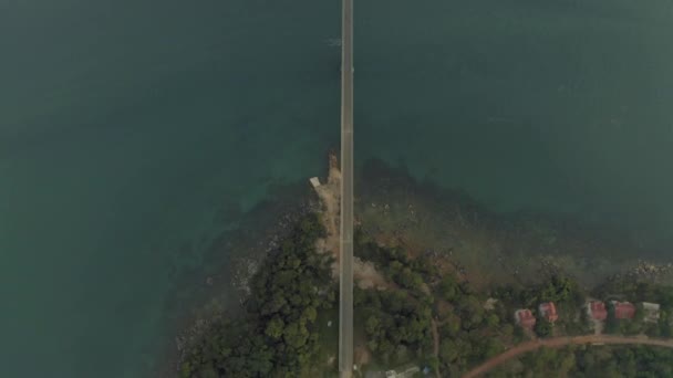 Puente sobre el mar, carretera asfaltada agua azul Drone shot in Cambodia — Vídeo de stock