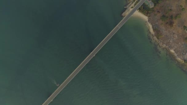 Deniz üzerinde köprü, asfalt yol mavi su Kamboçya 'da insansız hava aracı — Stok video