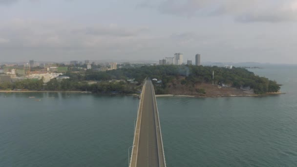Γέφυρα πάνω από τη θάλασσα, ασφαλτοστρωμένος δρόμος μπλε νερό Πυροβολήθηκε drone στην Καμπότζη — Αρχείο Βίντεο