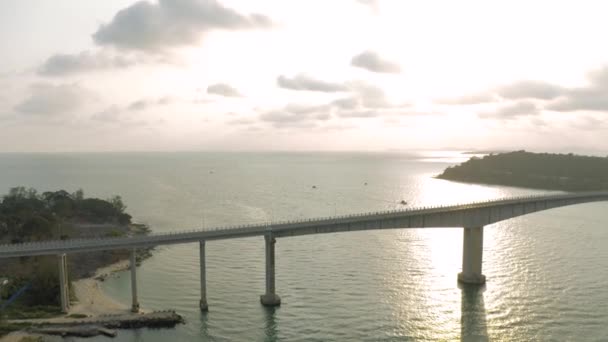 Puente sobre el mar, carretera asfaltada agua azul Drone shot in Cambodia — Vídeo de stock