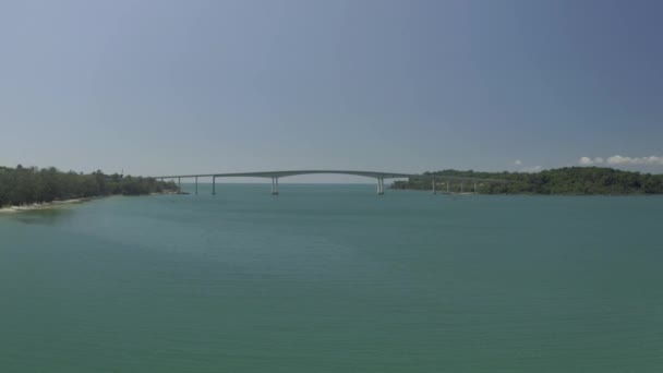 Brücke im Zeitraffer über das Meer, Asphaltstraße blaue Wasserdrohne in Kambodscha erschossen — Stockvideo