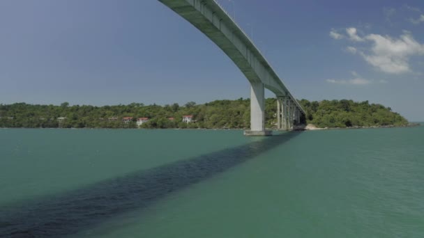 Puente sobre el mar, carretera asfaltada agua azul Drone shot in Cambodia — Vídeo de stock