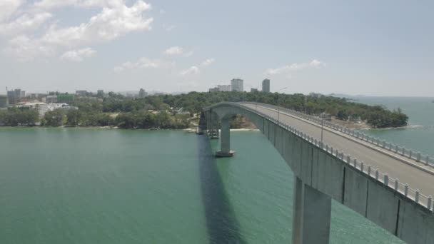 Most přes moře, asfaltová silnice modrá voda Drone výstřel v Kambodži — Stock video