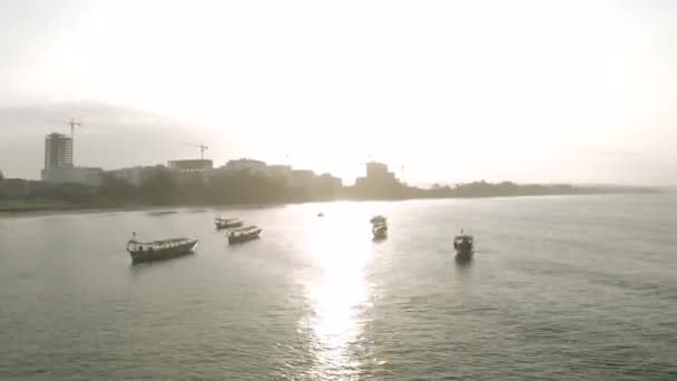 Sonnenaufgang Boote Zeitraffer in Thailand gul Meer in Kambodscha Drohnenschuss — Stockvideo