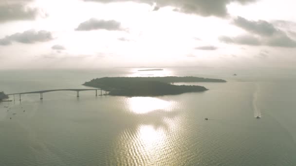 Puente sobre el mar, carretera asfaltada agua azul Drone shot in Cambodia — Vídeos de Stock