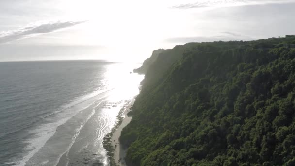 Bali isola di Uluwatu spiaggia costa 4K Drone shot — Video Stock