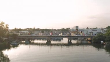 Phu Quoc Adası 4k Drobe nehrinde balıkçı tekneleri vuruldu.