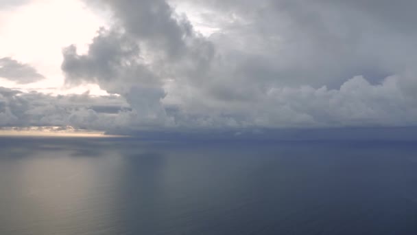 Nubes a la luz del sol sobre el océano al lado de Bali Island 4K Drone shot — Vídeo de stock