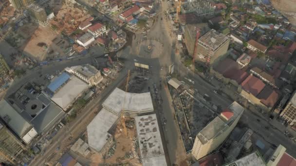 Trafic automobile dans les rues de Sihaoukville 4K Drone shot 