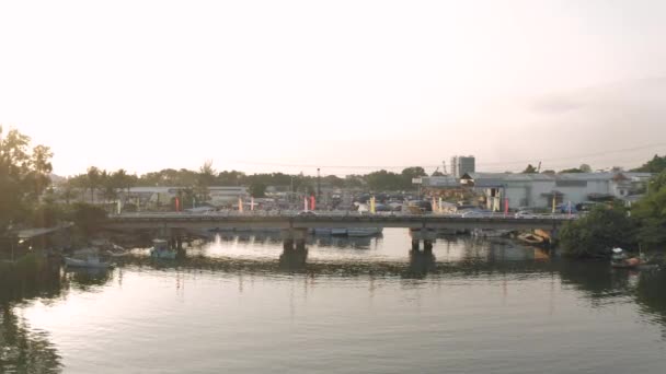 Phu Quoc Adası 4k Drobe nehrinde balıkçı tekneleri vuruldu. — Stok video