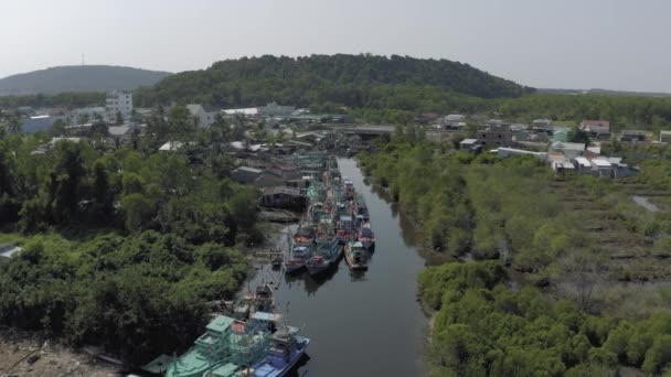 Barcos de pesca en el río Phu Quoc 4K Drobe tiro — Vídeos de Stock