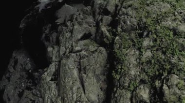 Bali Adası tropikal dağlarında şelale 4k İHA uçuşu