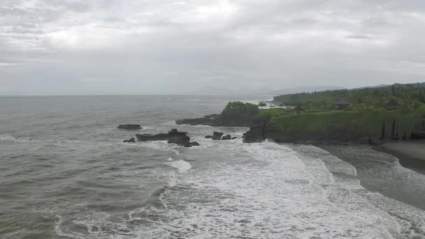 Ωκεανός wawes στο Μπαλί νησί 4k Drone πτήση — Αρχείο Βίντεο