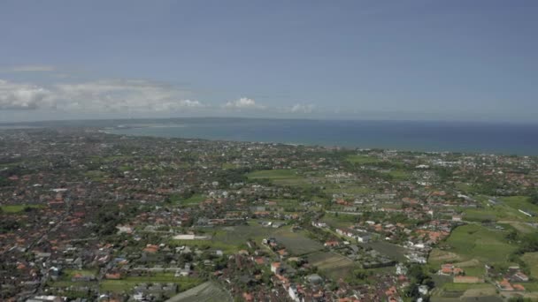 Casas de pueblo y campos de arroz en Bali Island 4K Drone Flight — Vídeo de stock