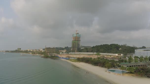 Hoteles Sitio de construcción en Sihanoukville Drone shot 4K — Vídeos de Stock