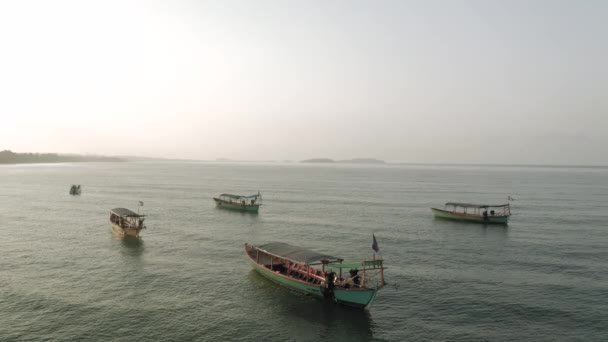 Zonsopgang Boten in Thailand Gul zee in Cambodja Drone schot — Stockvideo