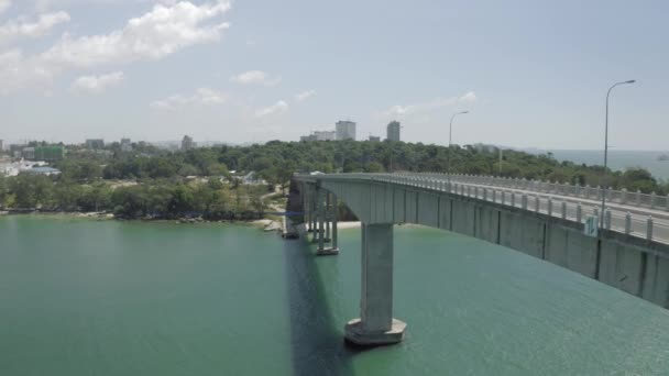 Ponte sobre o mar no Golfo da Tailândia para a ilha no Camboja voo drone 4K — Vídeo de Stock