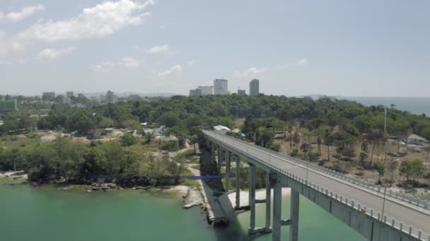 Puente sobre el mar en el Golfo de Tailandia a la isla en Camboya Vuelo con drones 4K — Vídeos de Stock