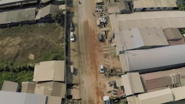Tráfico de coches en Sihaoukville calles de la ciudad 4K Drone disparo — Vídeos de Stock