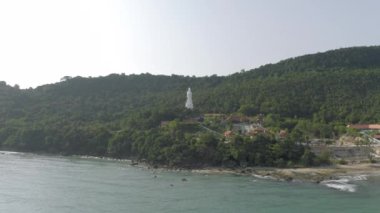 Phu Qouc Adası 'ndaki Chua Ho Quoc Tapınağı 4k İHA atışı.