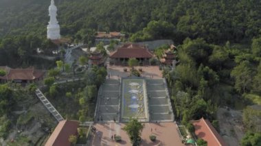 Phu Qouc Adası 'ndaki Chua Ho Quoc Tapınağı 4k İHA atışı.