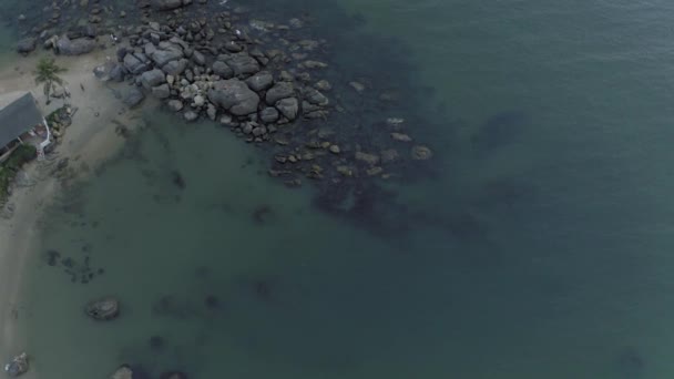 Phu Quoc Island stenar på stranden och blå havet 4k drönare skott — Stockvideo