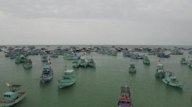 Vietnam 'da balıkçı tekneleri ve balıkçı evleri.