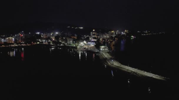 Night City leven, Auto 's en Boten verkeer in Vietnam 4k Drone schot — Stockvideo