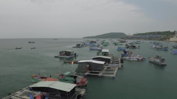 Рыболовные лодки и рыбацкие домики на воде во Вьетнаме — стоковое видео