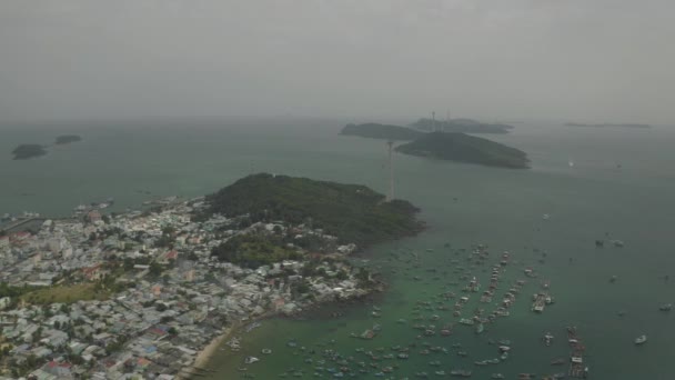 Vissersboten en vissershuisjes aan het water in Vietnam — Stockvideo