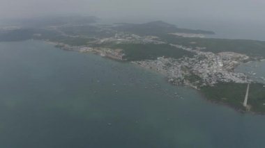 Vietnam 'da balıkçı tekneleri ve balıkçı evleri.